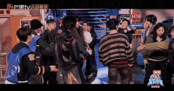 何炅 已经在努力劝架了何老师内心belike：不要打了不要再打了，小小的人从后边