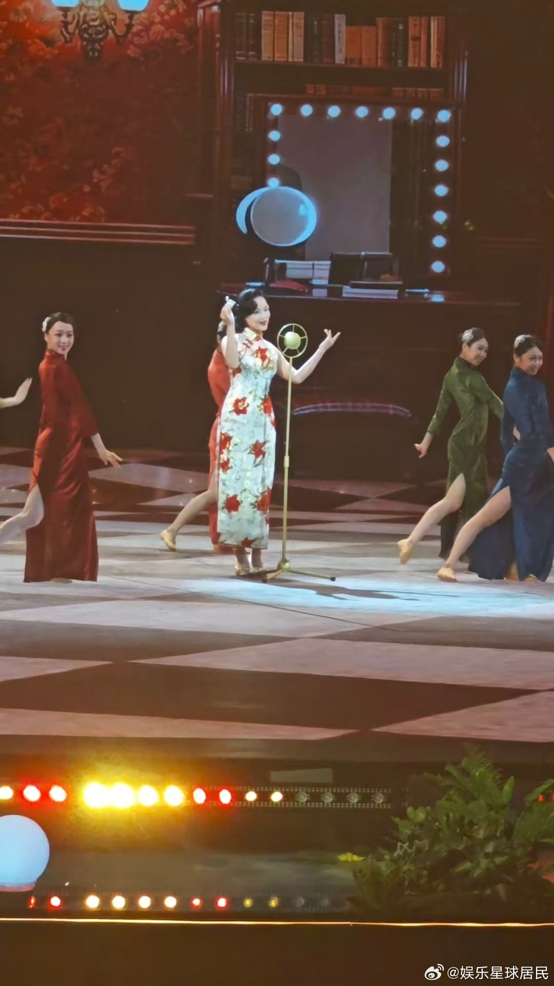 黄龄央视晚会路透带了3套造型 黄龄在非遗晚会的舞台表现力绝了！每套造型都适配度满