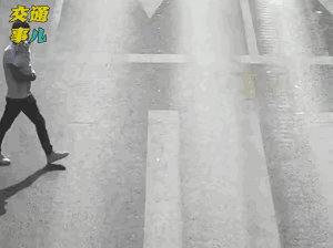 过马路需注意交通灯信号，遵守交通规则！像视频里的男子，过马路与机动车抢速度，这个