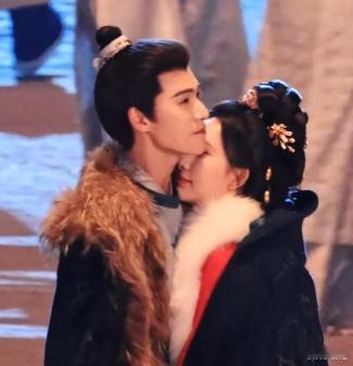 磕昀牵孟绕分不清戏里戏外了孟子义、李昀锐《尚公主》街头抱拥透！戏里剧情与戏外好真