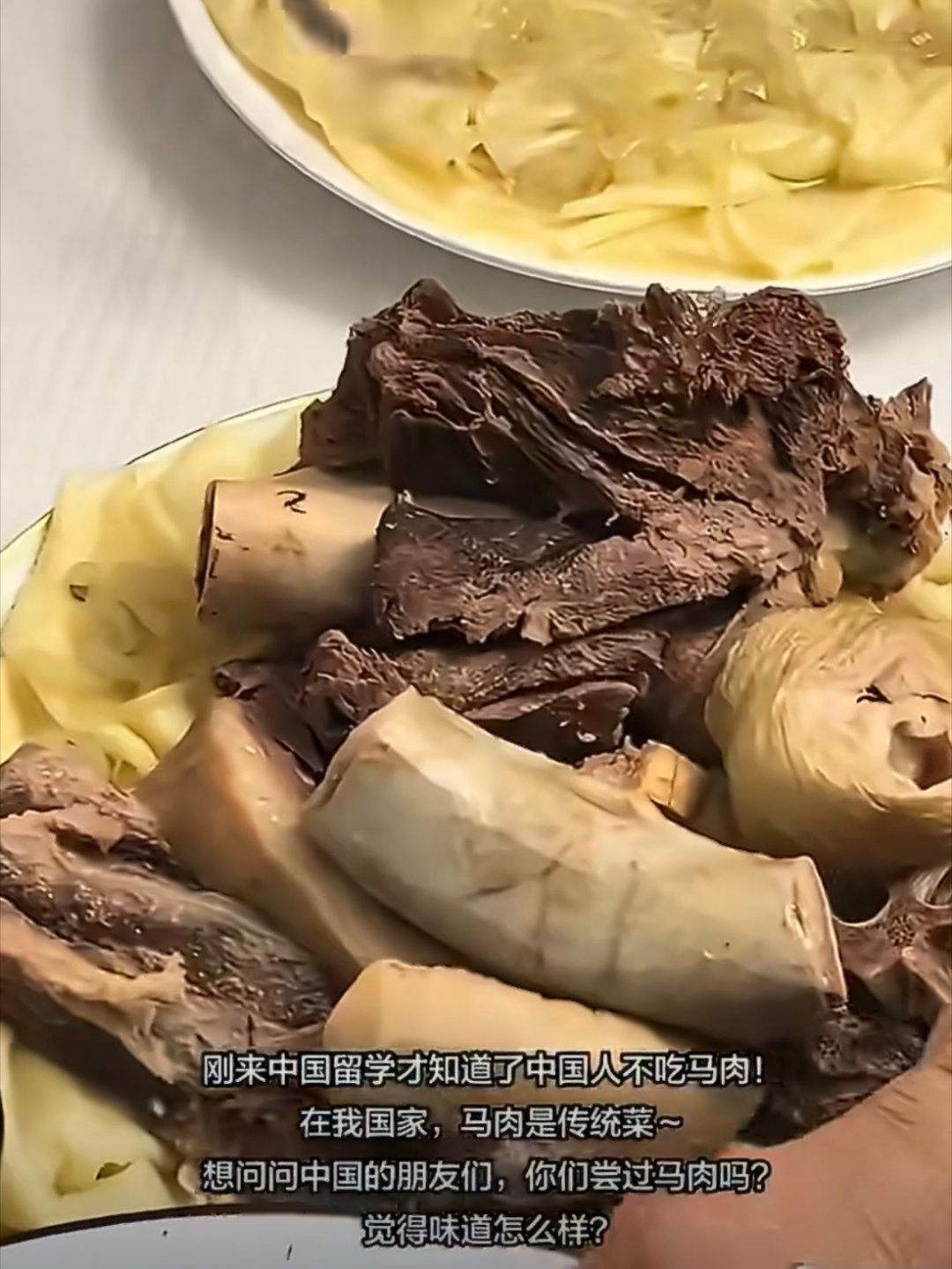 小牛被屠宰场从母牛肚里取出丢路边¹ 在一次旅行中无意瞥见宰牛现场，内心非常震撼。
