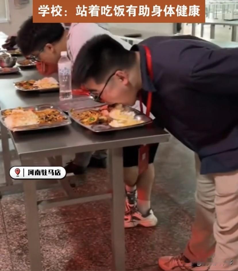 为了防止早恋？河南驻马店，一中学食堂将板凳全部撤去，学生只好站着吃饭，而且还划分