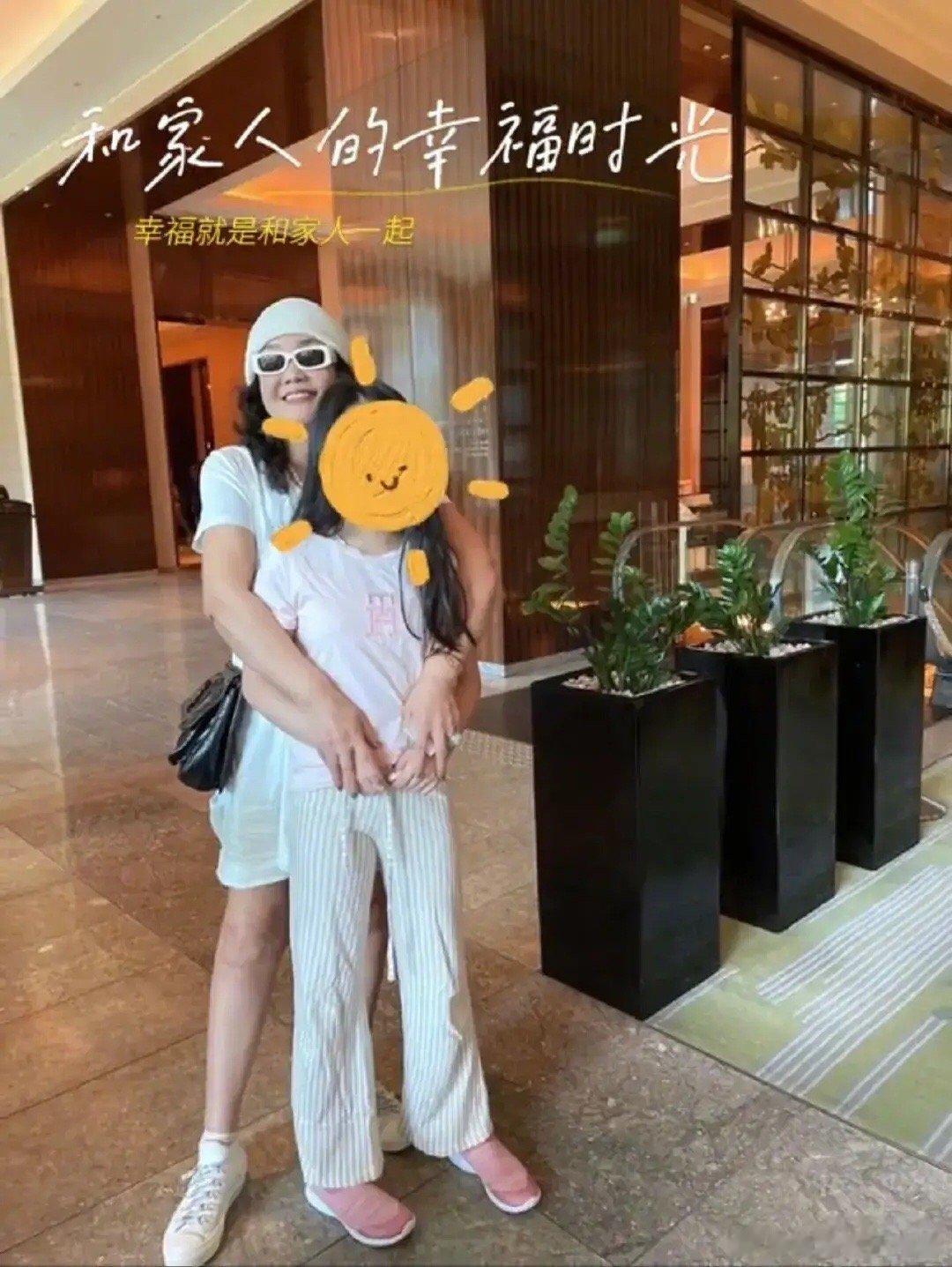 #张兰晒与小玥儿合照#汪小菲的女儿都长这么高了，四年没见了，小玥儿看到奶奶还是那