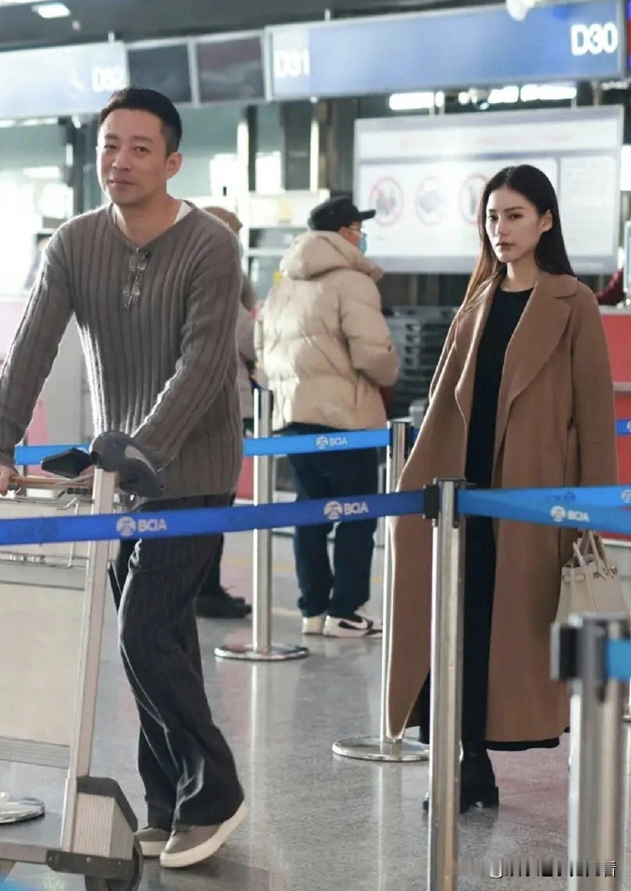 汪小菲应该是准备和新女友结婚了，带她回台北跨年就算了，他甚至还带上了自己2个孩子