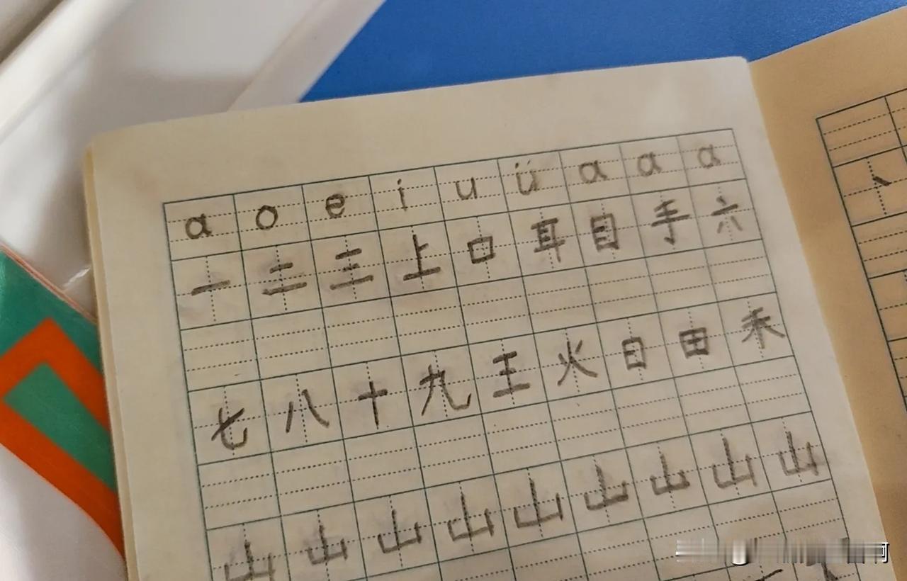 #记录生活困扰事#
我家这孩子真的是一天天臭不自觉的很，在家里盯着写字也能写好，