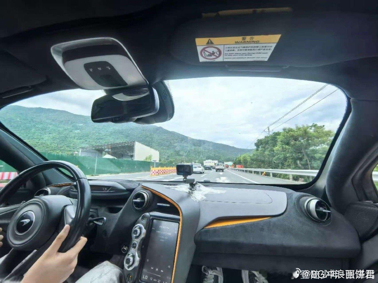 张泽禹拍下坐张极副驾的第一视角 原来微博的照片，藏着第一视角的温柔。张泽禹坐在张