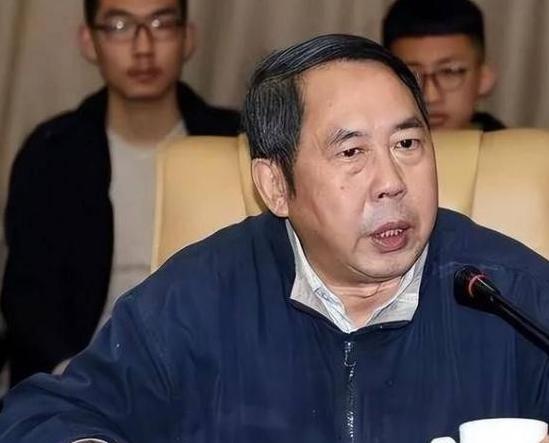 “中国现在向美国投降还来得及！再晚就要‘跪着’了，”7年前，中国专家马臣公开宣称