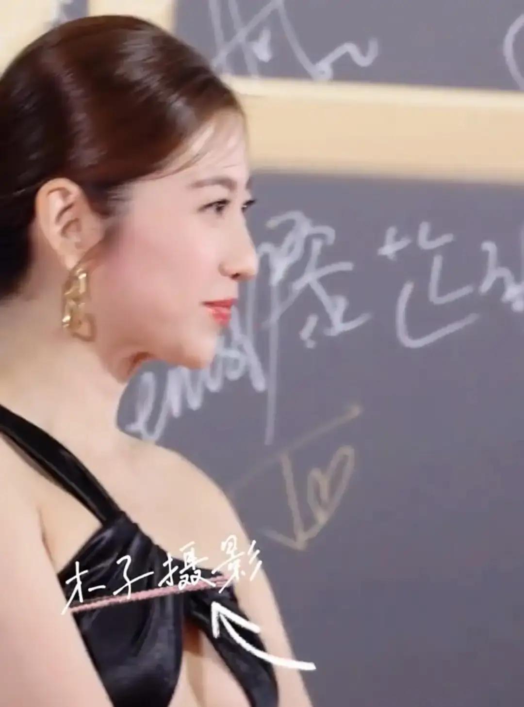 TVB颁奖夜，舞台小得像个茶餐厅包间，连块正经LED都舍不得装。可红毯一铺开，女