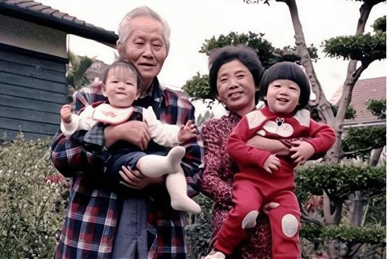 1951年，孙立人正准备上床睡觉，没想到刚掀开被子就被吓了一跳，冲着娇俏可人的女