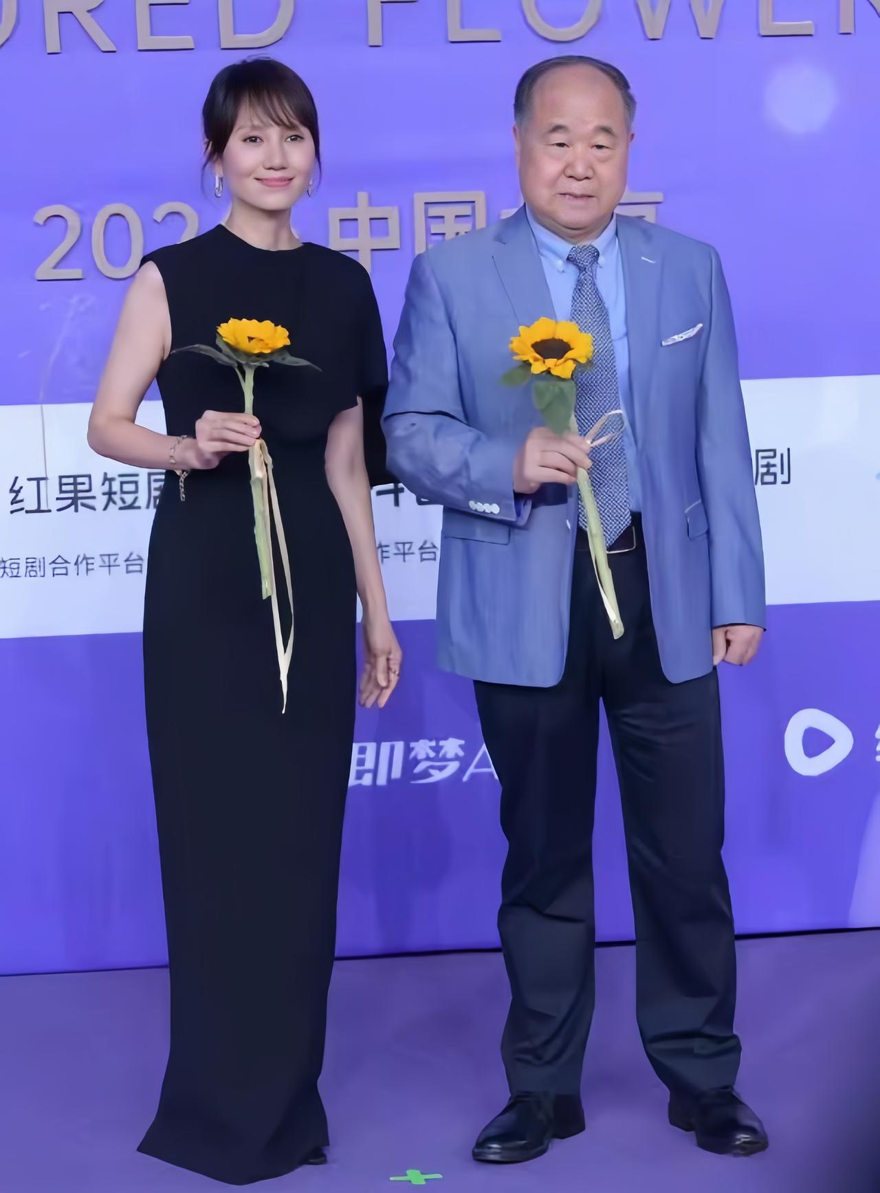 同框诺贝尔文学奖得主莫言，袁泉一出场便稳稳拿捏全场氛围感。
 
一身纯黑色无袖长