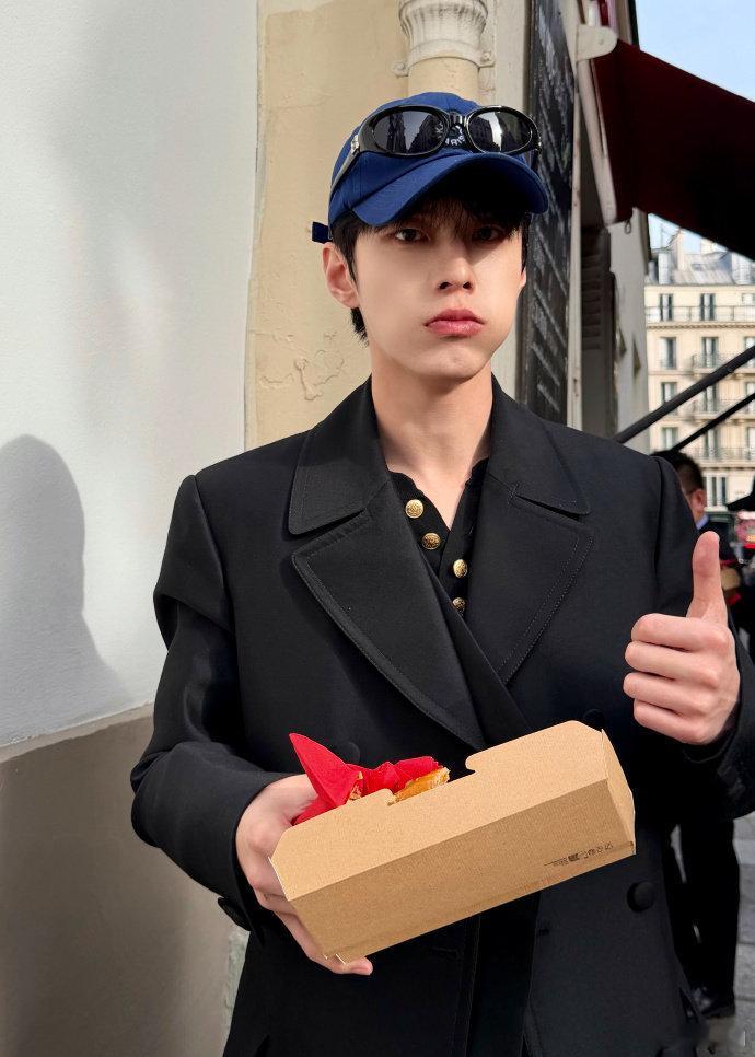 何与五天官宣三个商务 何与口碑没出过什么问题，人气也在线，商业价值这一波直接起飞