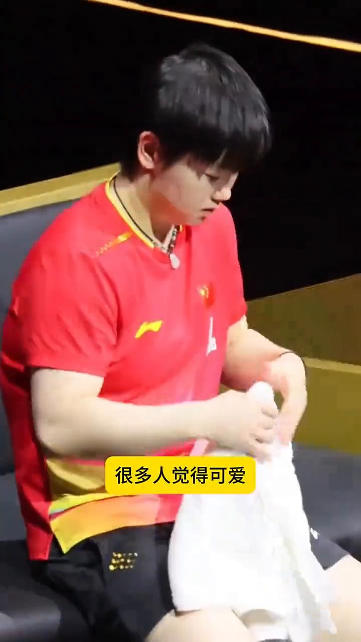 叔叔阿姨们，你们知道我小腿上那块青紫青紫的淤青是怎么来的吗？不是磕的也不是碰的，