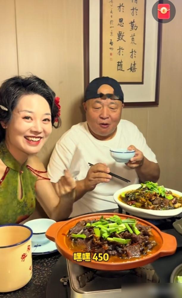 唐哥和麦总前脚在南京破旧塑料凳上吃了450块钱，美女扫了码。 后脚那两家他们去过