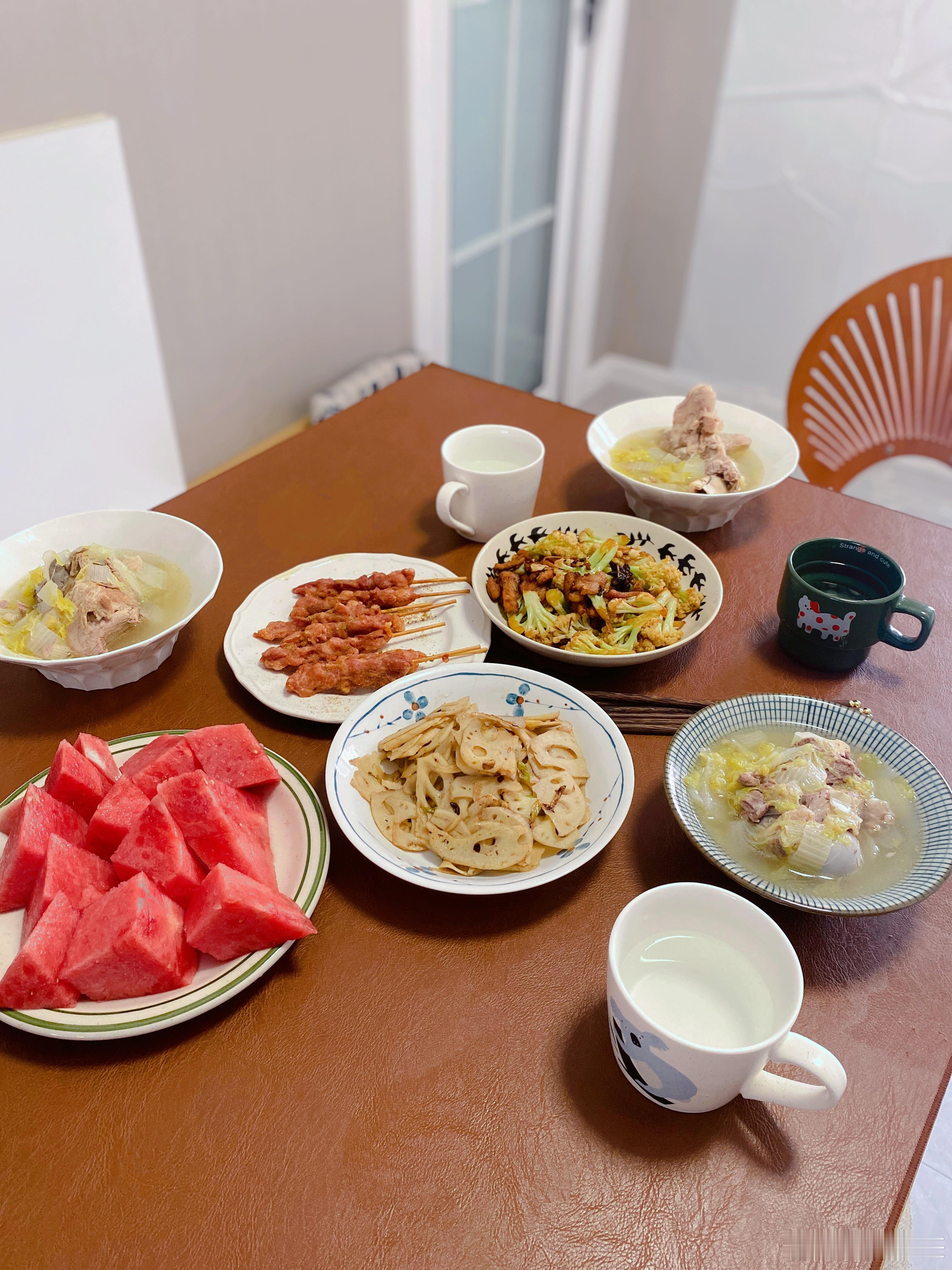 高三生的家常便饭：猪大骨炖白菜、醋溜藕片、菜花炒肉简简单单又一餐今日午餐家有高中