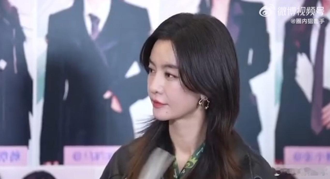 李晟[超话]李晟不介意被叫情怀黑马乘风2025扫楼 李晟姐姐真是个大气的人，面对