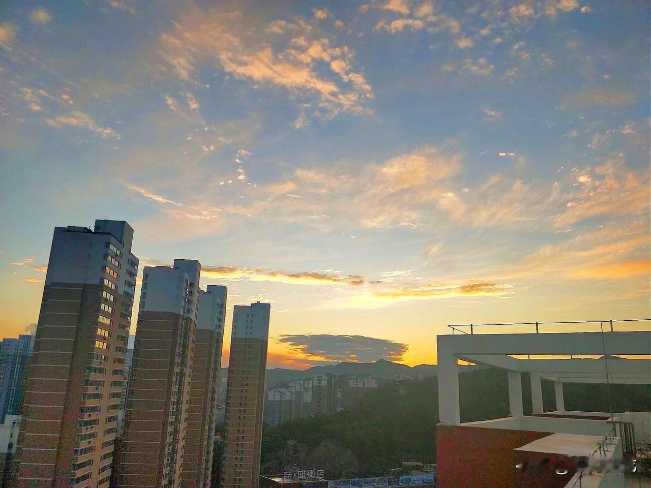 小日开始整活了，由b52轰炸机，f35，f15组成的小日和小鹰联合编队在小日海域