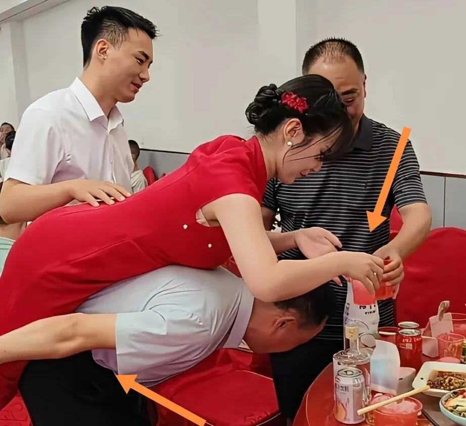 新婚公公背儿媳妇桌桌酒桌敬喜酒。