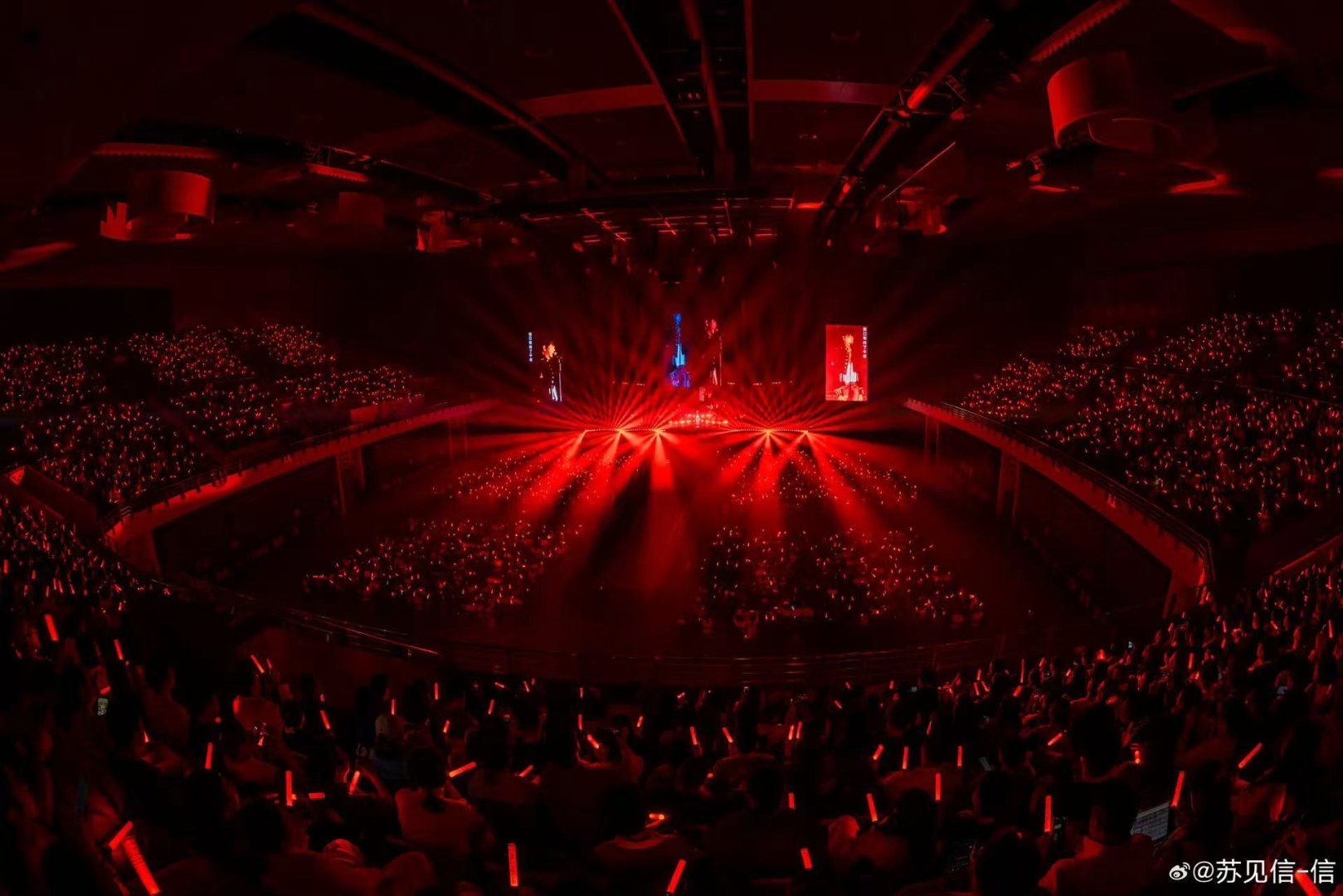 苏见信无锡演唱会唱完飞奔厕所 摇滚巨人的B面：唱完歌，憋不住了。从舞台到厕所这段