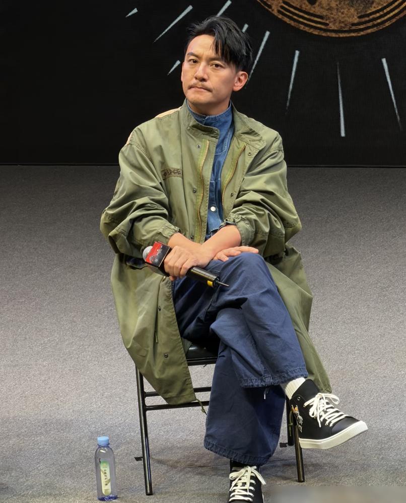 50岁的张震，脸垮了，赢了。
你以为那是自然老去？我告诉你，那是更高级的炫耀，