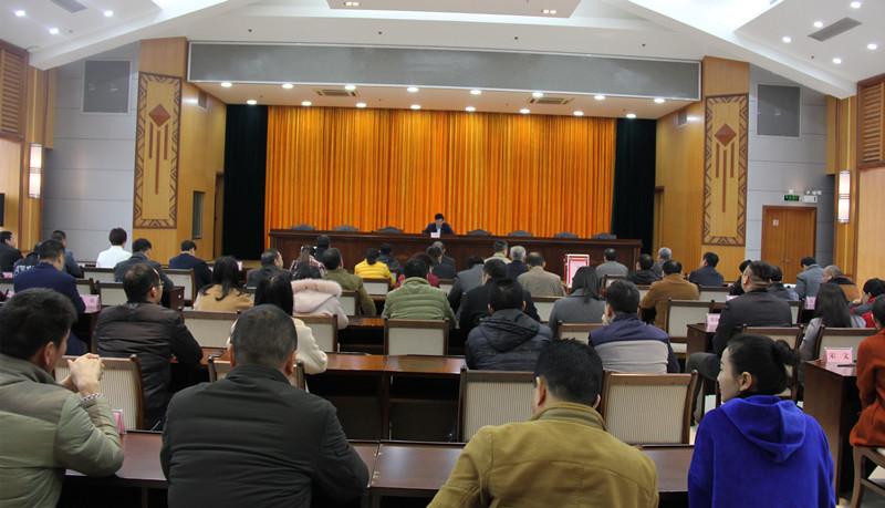 表弟在乡镇干了八年副镇长，没白没黑加班加点风里来雨里去，一直没有得到提拔。
上周