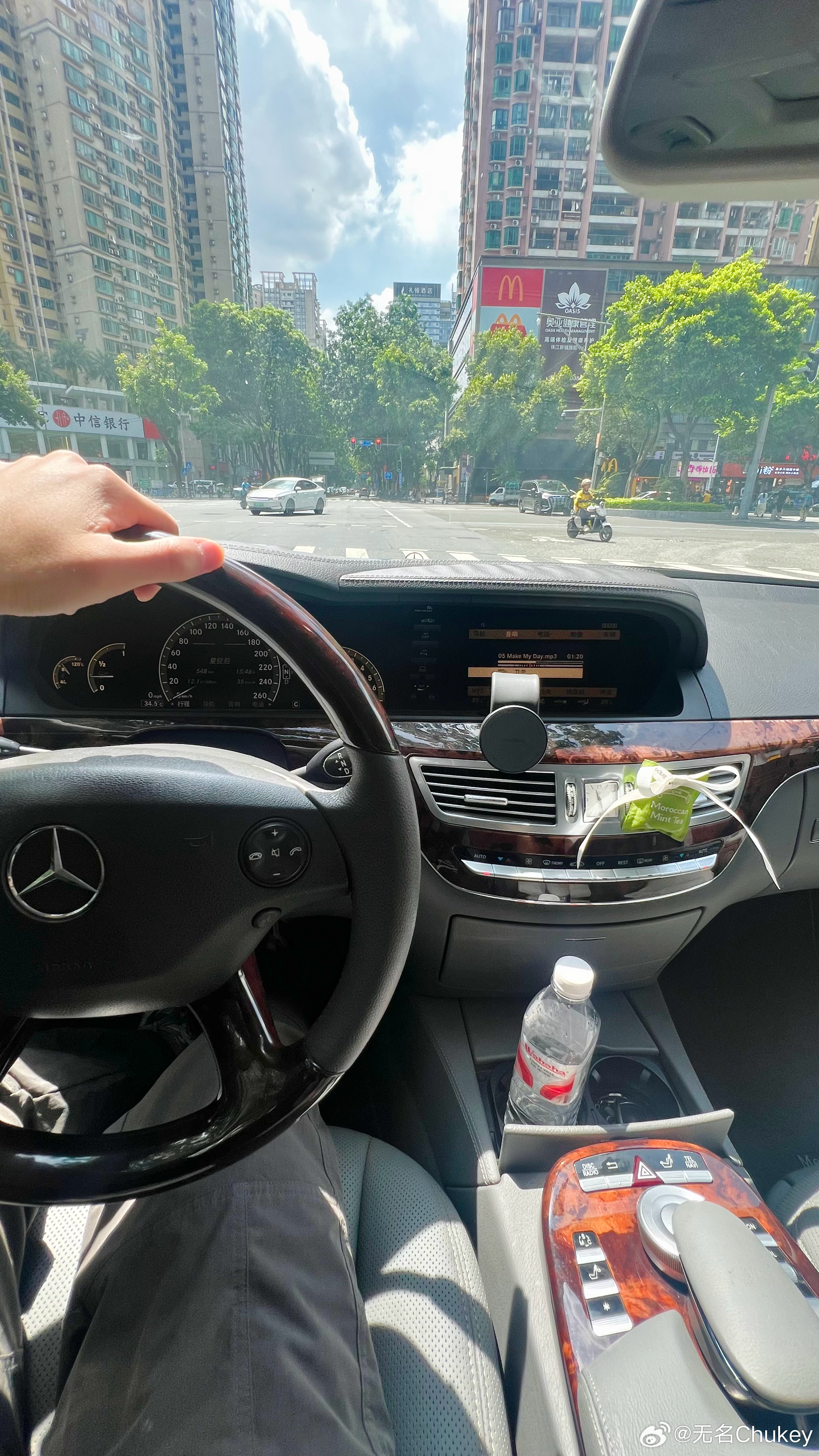 最近几天一直开红旗盛世，都已经习惯了这种坐姿了，开着坐着也觉得挺舒服。然后突然开