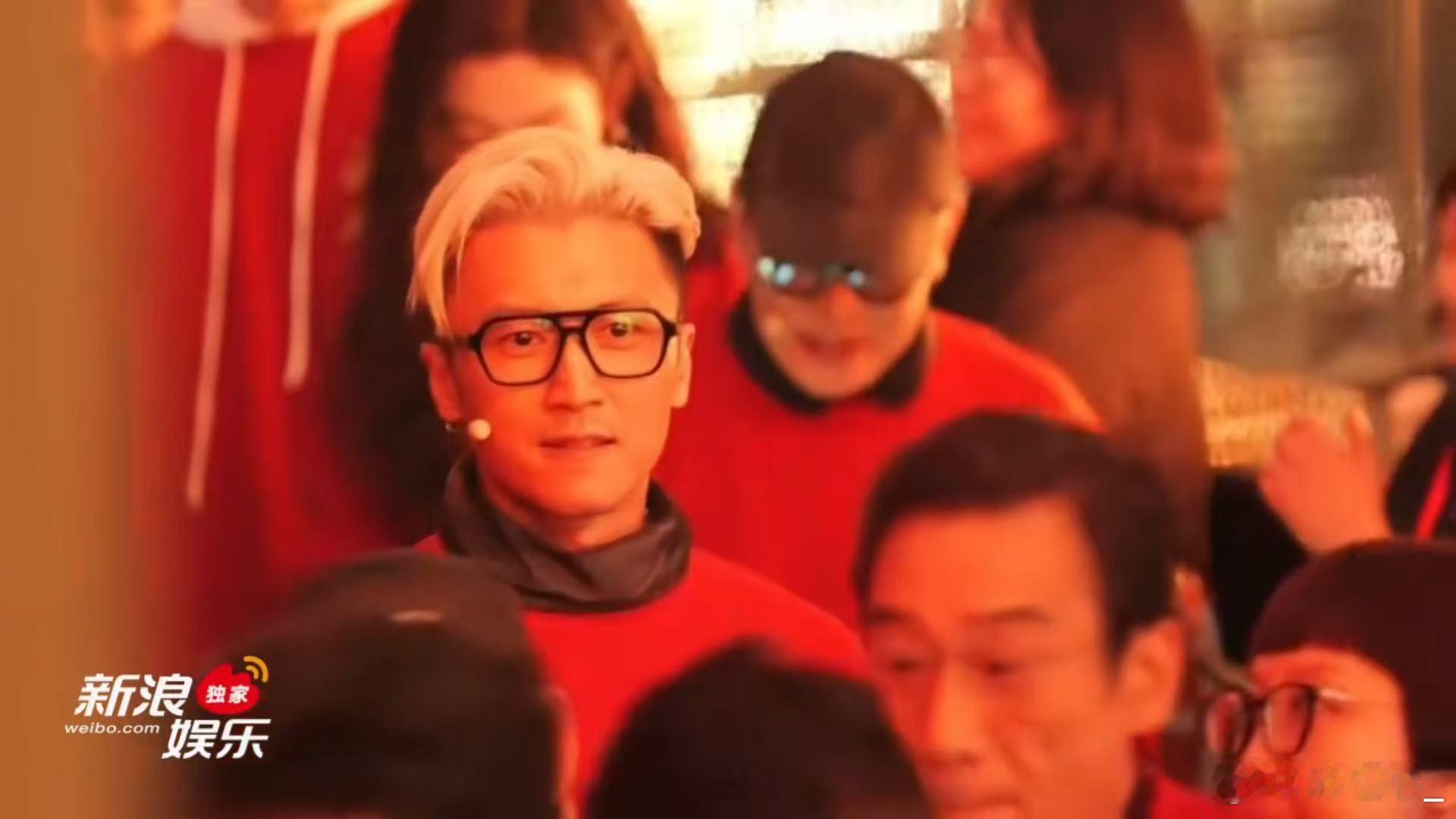 镖人剧组神图有了 台侧花絮里的每一个镜头都好有故事感，从妆造细节到演员神态，都能