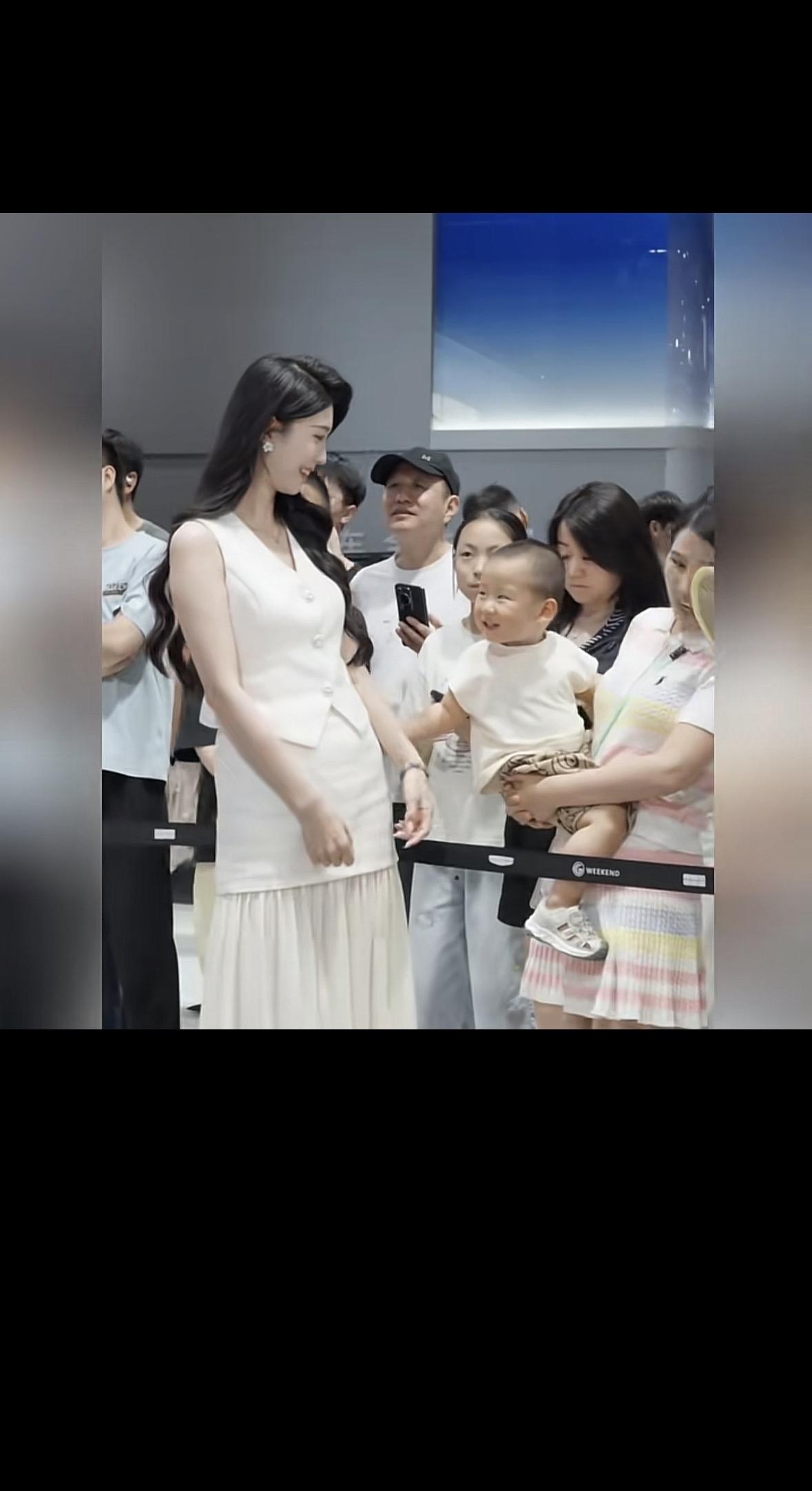 漂亮的美女与笑容满面的小孩，和谐度可以拉满。