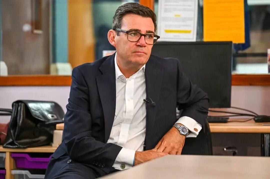 英国首相伯纳姆以为自己与白宫幕僚长苏西·怀尔斯互发了几条消息，后来才意识到对方是