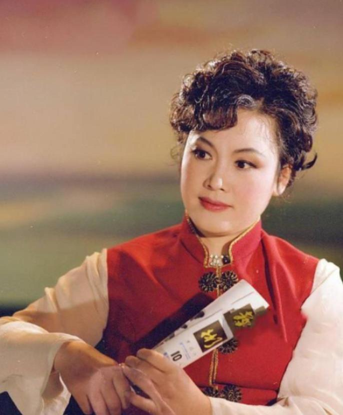 2000年，李谷一举报东方歌舞团团长田玉斌腐败。田玉斌得知被李谷一举报后大肆宣扬