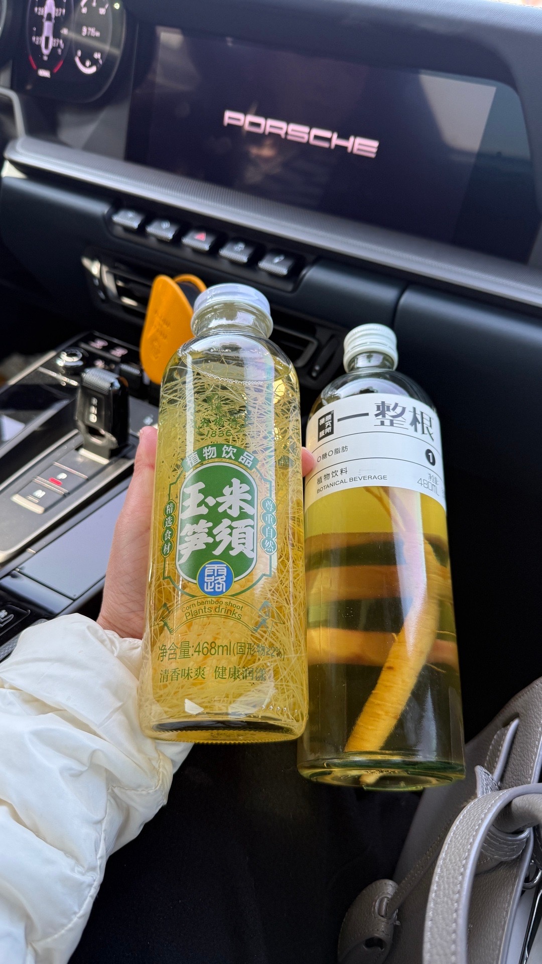 现在还有这种饮料，里面塞玉米塞人参的来根人参补补身体 上海·枫泾服务区