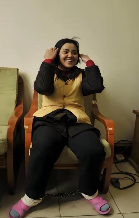 2011年，云南的“土皇后”杨菊芬得知自己即将执行死刑。她戴着脚镣，穿着囚服，却