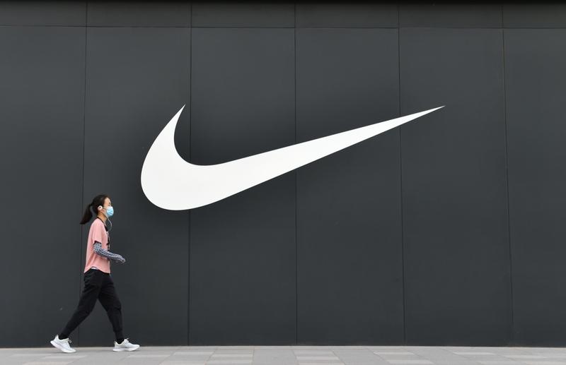 11月19日河南新蔡，小伙在耐克阿迪达斯品牌专卖店买630多块钱的衣服疑似买到假