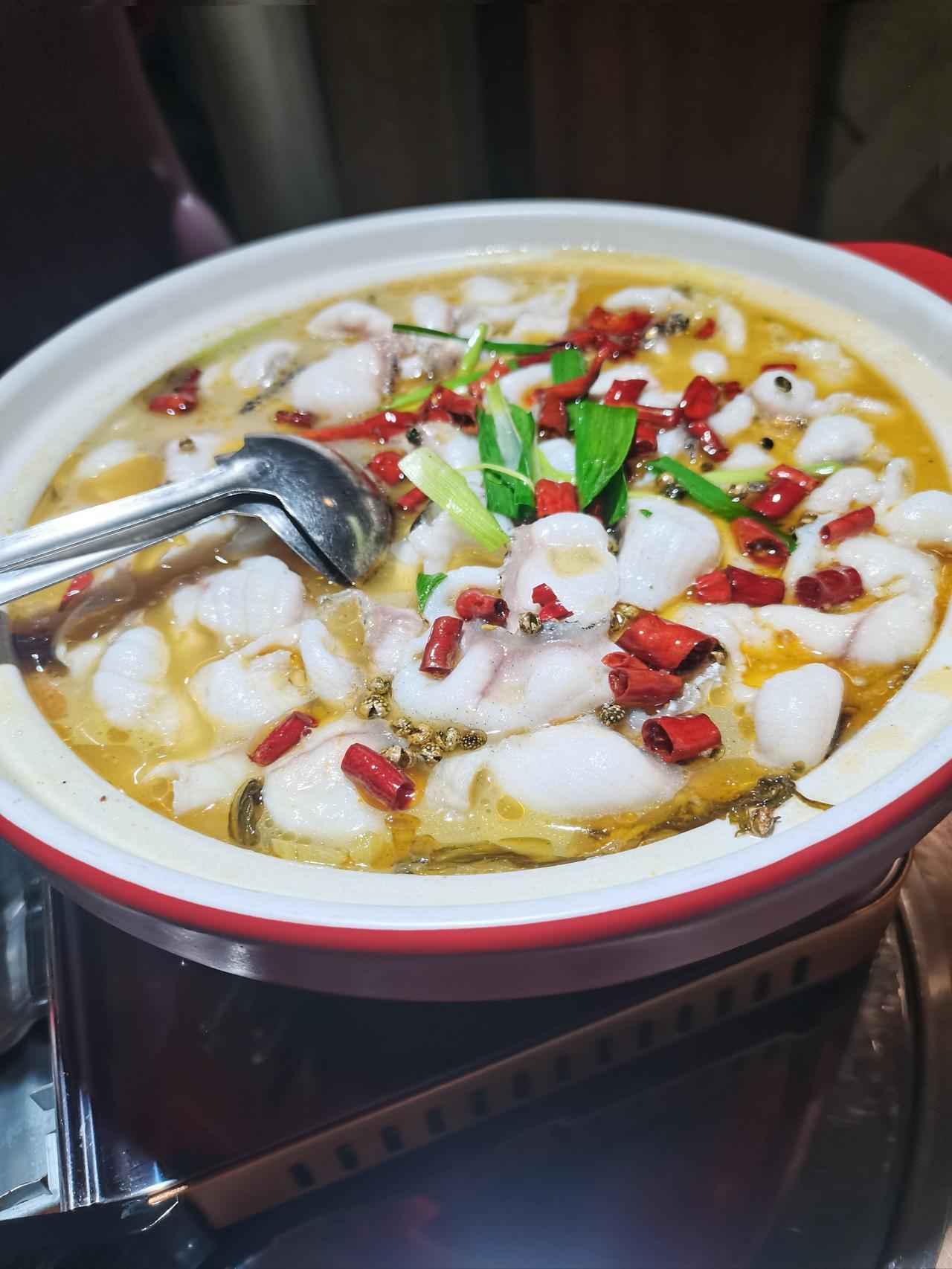 后厨烟熏火燎一千天，
换着花样追热点——今天酸菜鱼，
明天小龙虾。
切菜把手腕都