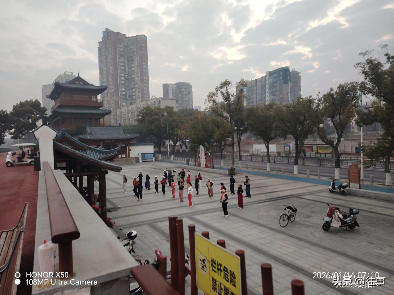 长江岸边《浔阳楼》前晨练舞蹈“上头条聊CBA”