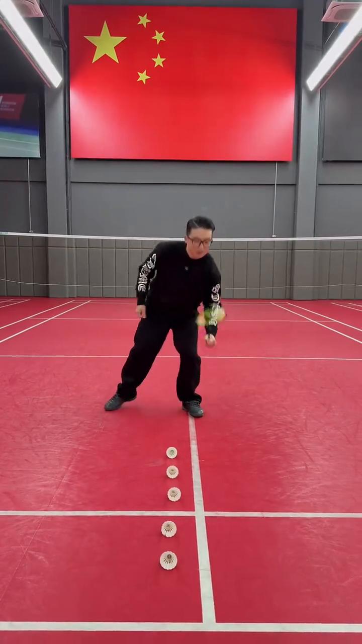 捡球。
今天学捡球。
·球毛球托，拍筐一定要对准，单碰到一边东西毛、托都打不起来