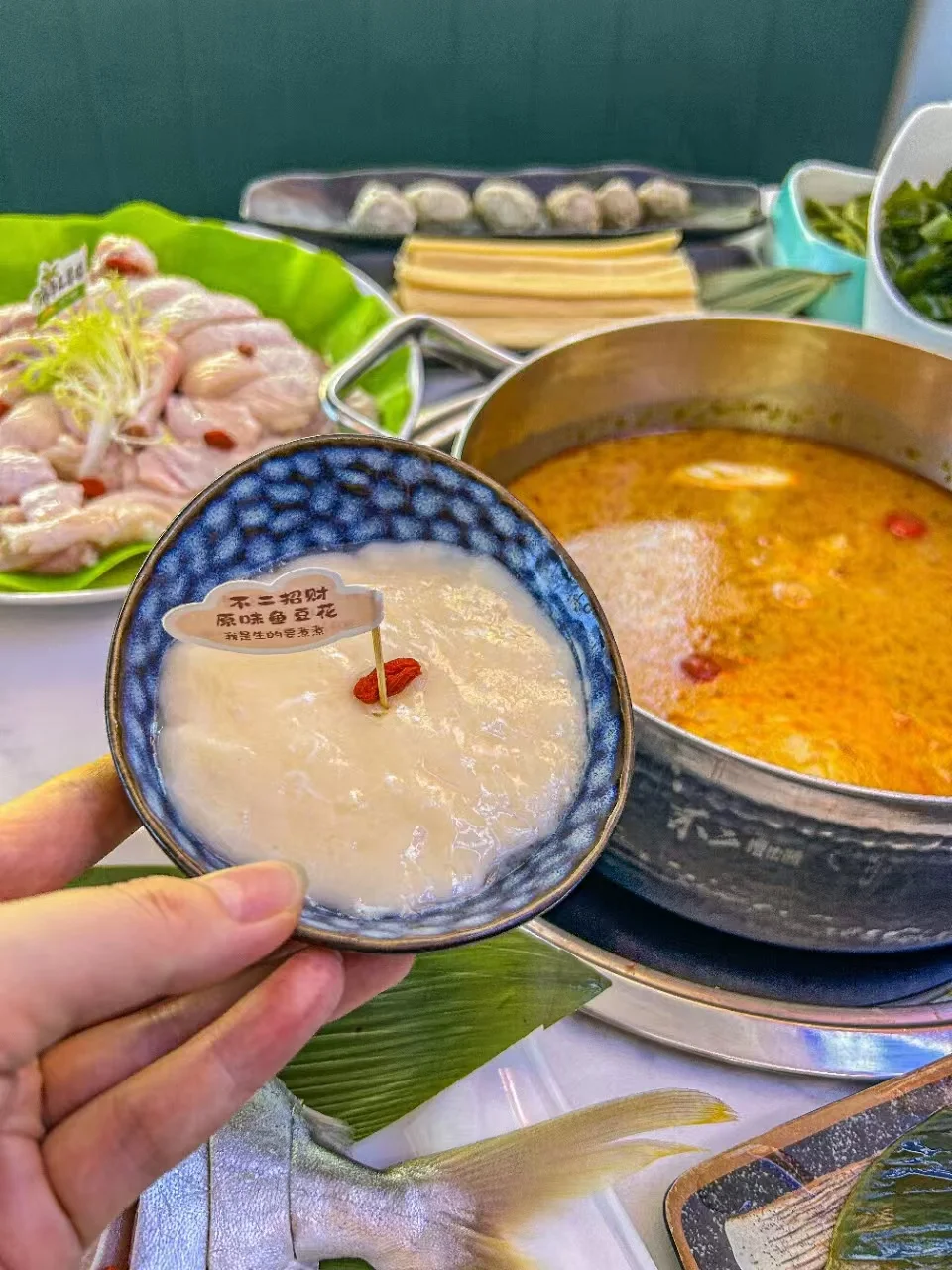 不二餐厅，海鲜与糟粕醋的绝妙搭配！鲜美与酸爽在舌尖上跳舞，让人一吃难忘...