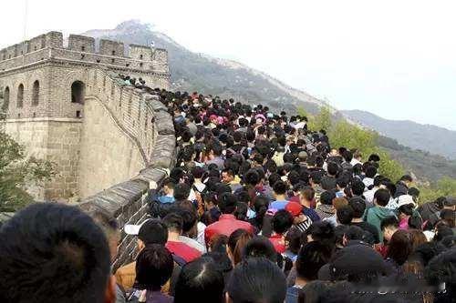 现在聪明人都往小城跑、往县城走，节奏慢下来，钱花在刀刃上。旅游是去放松的，不是去