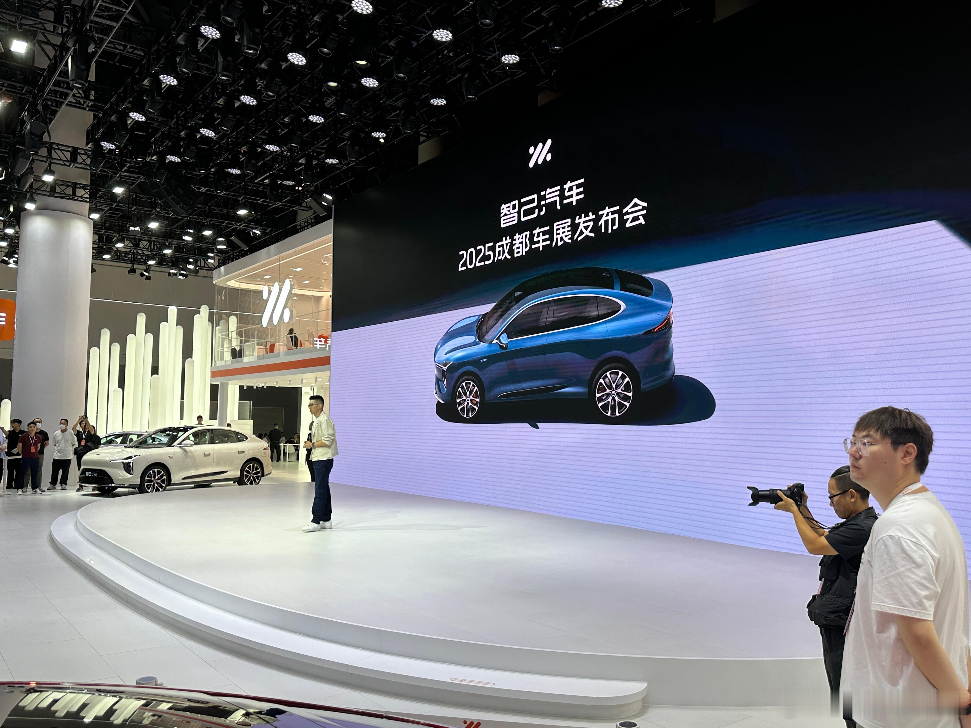 2025成都车展新一代智己LS6小订近5万台买增程先看智己8月29日，2025成