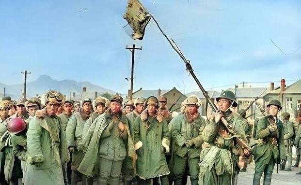 1946年9月，大批解放军战士被蒋军俘虏，但解放军战士显然不服气。他们的武器装备