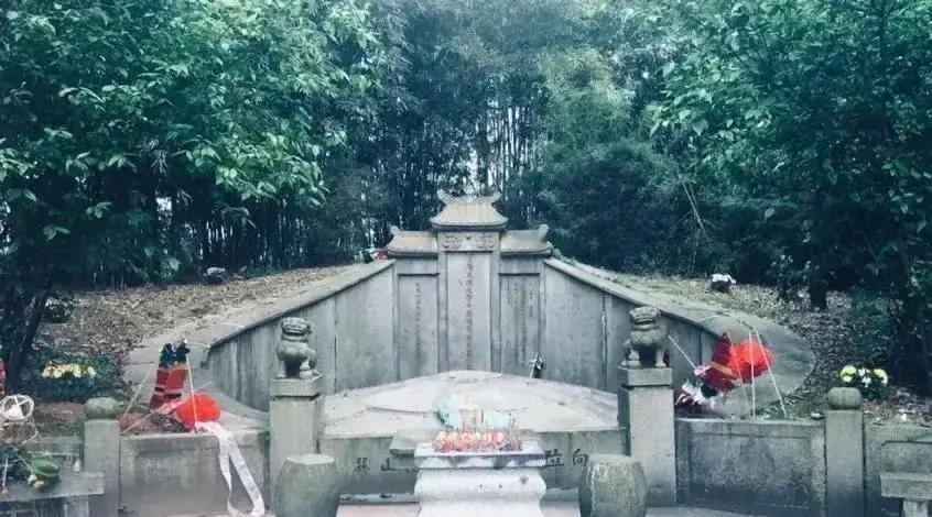 1977年，左宗棠的坟墓居然轰地一声就被炸毁了，远在新疆的王震听说之后勃然大怒，