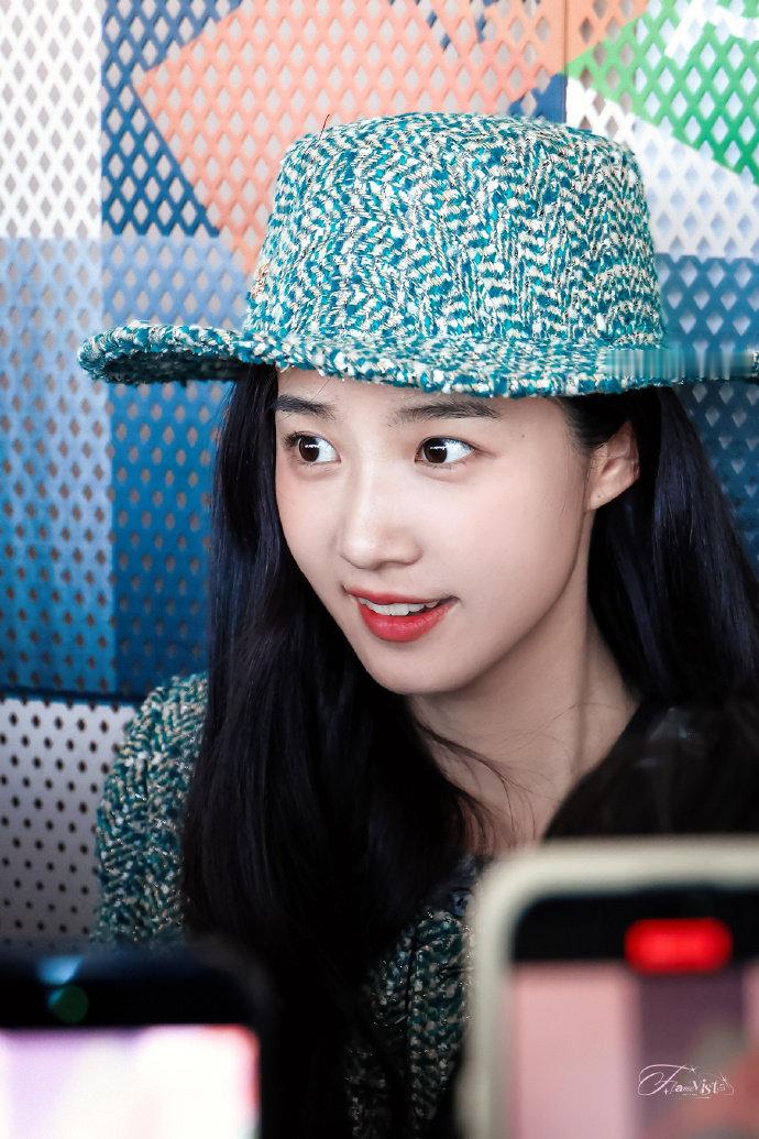 卢昱晓绿色小香 卢昱晓绿色小香风礼帽 卢昱晓绿色小香，今日机场路透，小香风礼帽搭