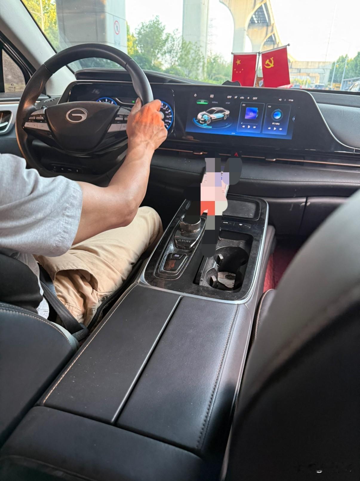 跑了25W的电车，居然还能跑500公里，
我服了这师傅了，
上车我问师傅“这个跑