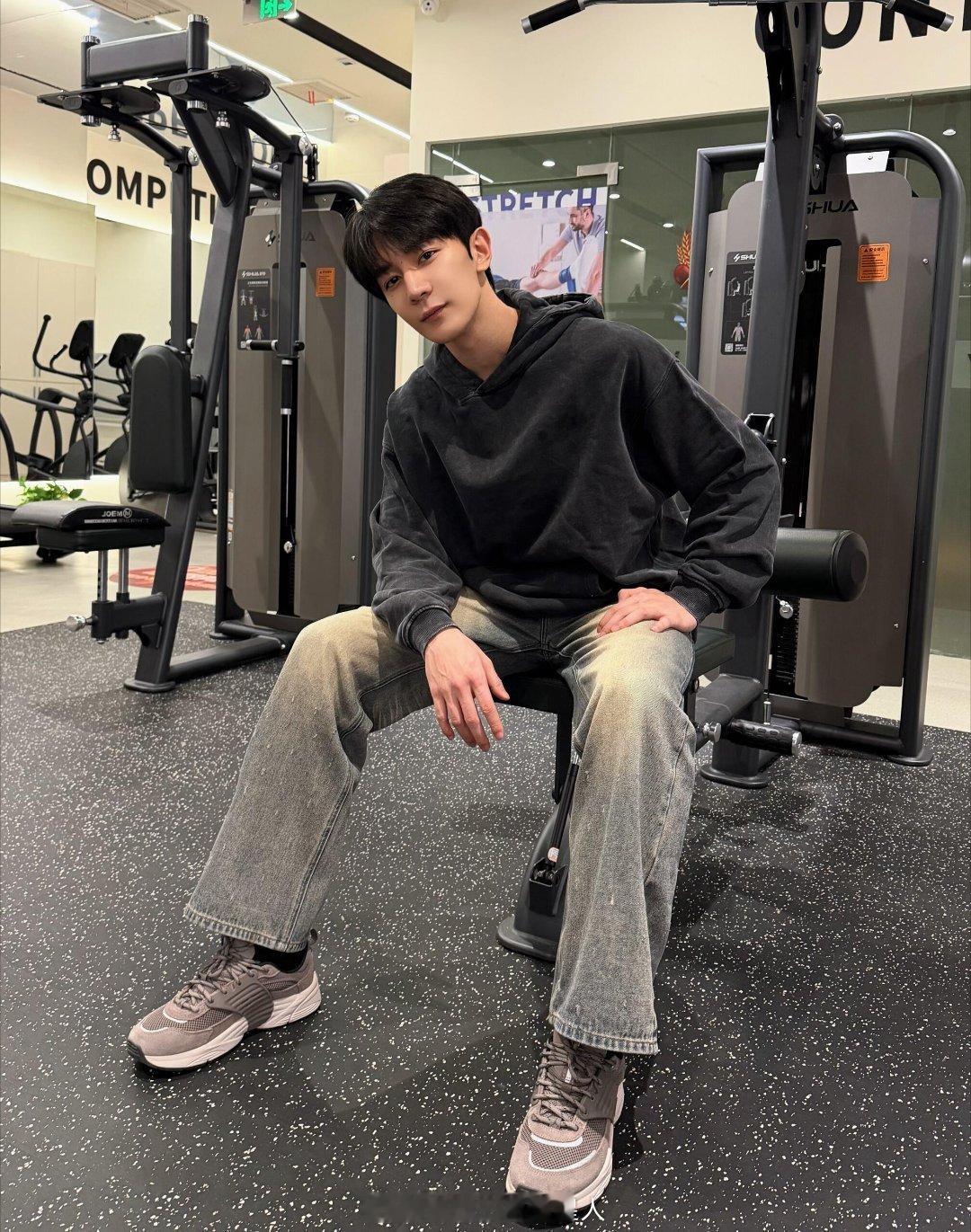 夏之光返乡记，逛吃逛吃以及猫狗双全日记，帅哥真的到哪都不忘健身，自律达人一枚 