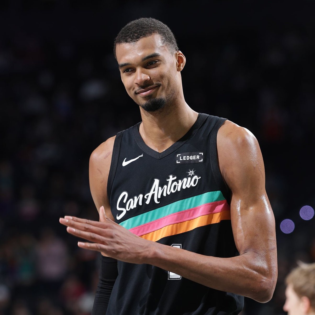 Brett Siegel：消息人士告诉《ClutchPoints》，圣安东尼奥马