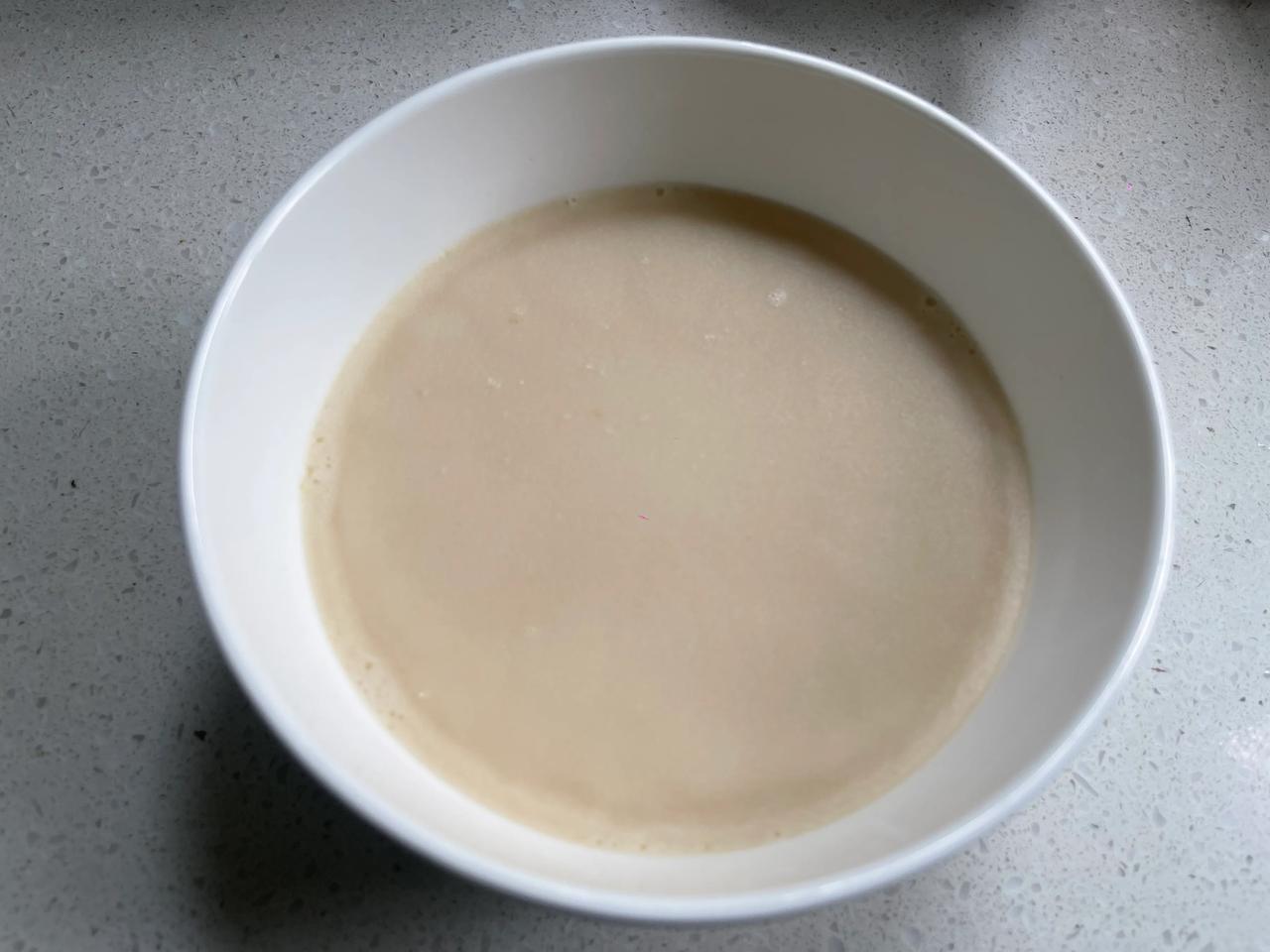 妈妈只要一来我家，就会买肥肉炼猪油，这是她几十年的做菜习惯。我就和她说，猪油不健