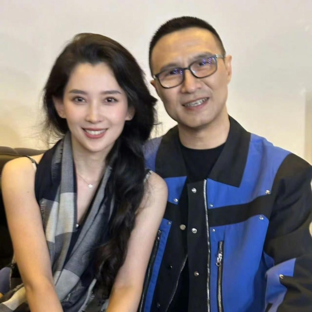 森林北应该挺幸福的吧
是皮裤汪的唯一小娇妻
要知道皮裤汪一年挣多少钱，而且现在挣