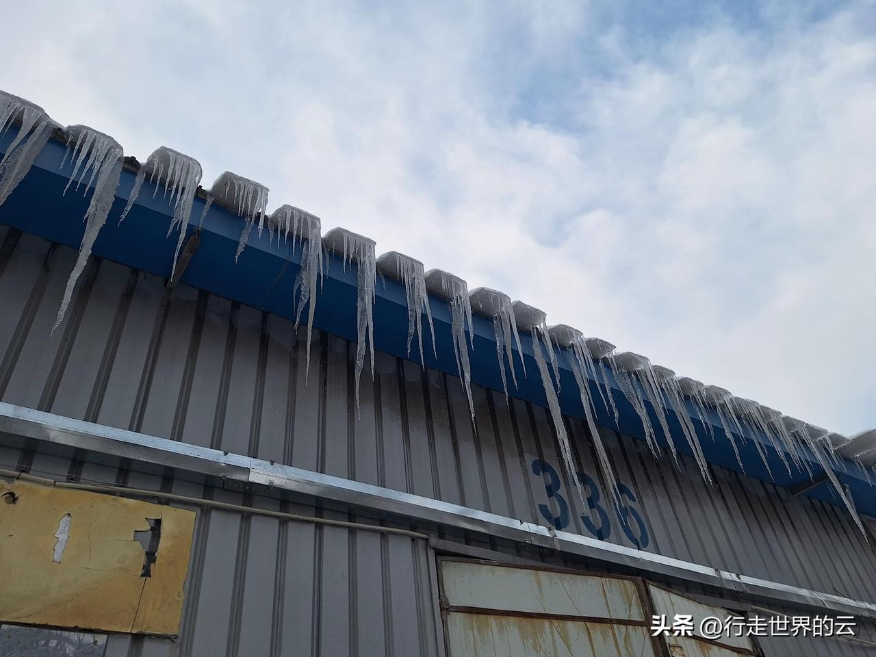 小时候在屋檐下经常看到这种冰锥，后来气候变暖，再加上居住条件改善，茅草房换成瓦房