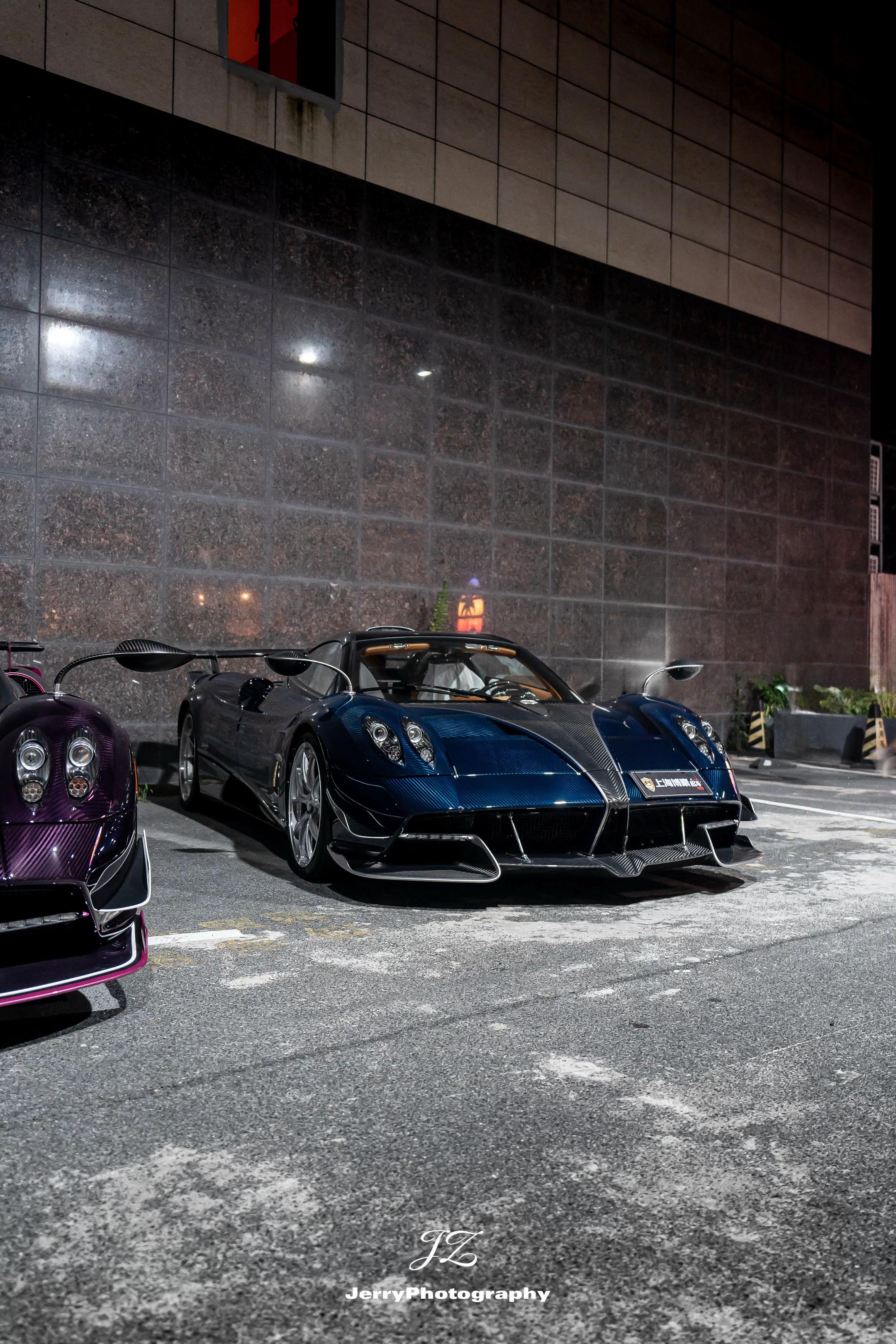 臻于完美！一台升级了暴风套件的Huayra Roadster，去年在香...