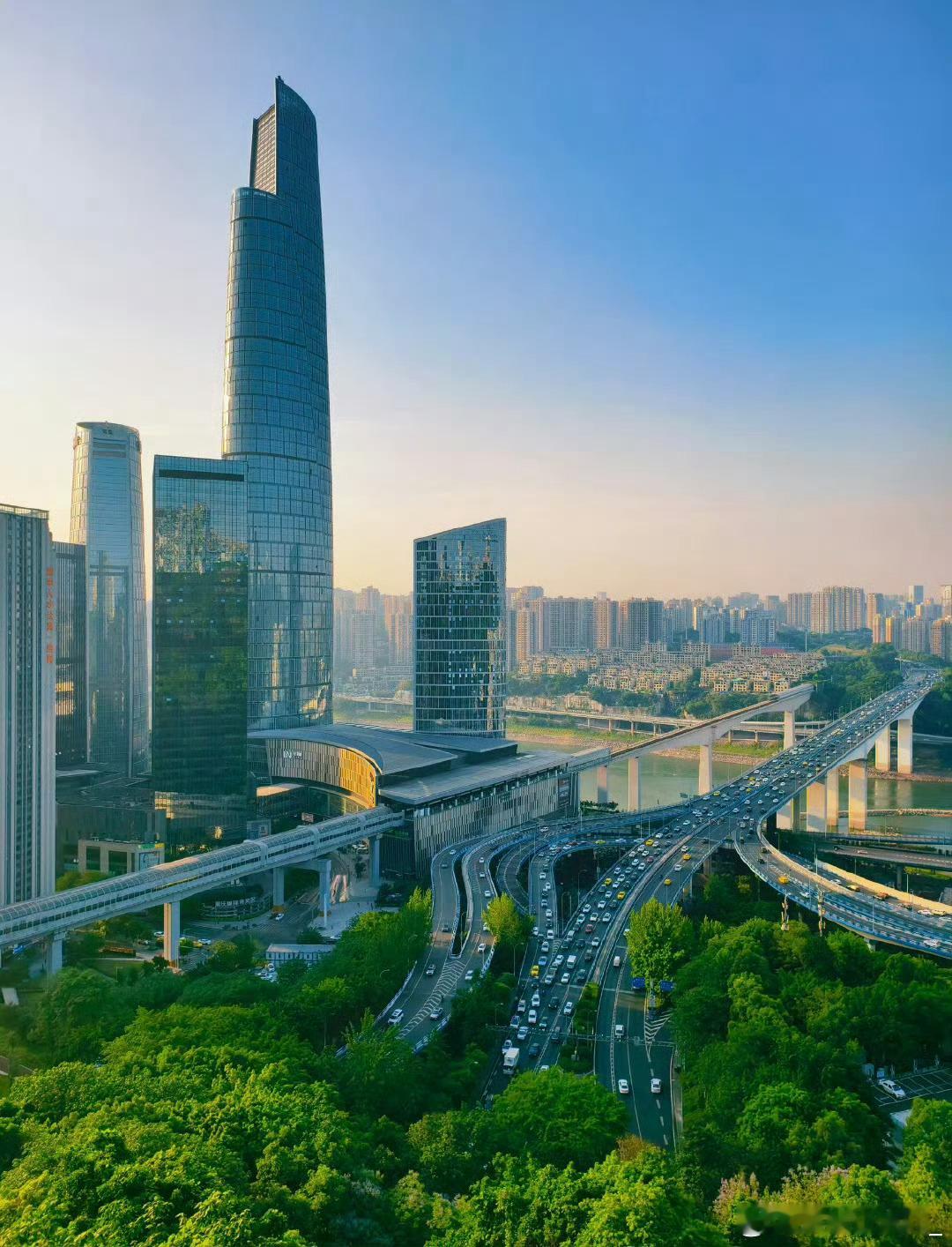 李娃娃用牛奶换背篓老人卖剩的菜老人背篓里的菜换成了温暖的牛奶，这份善意不是施舍，