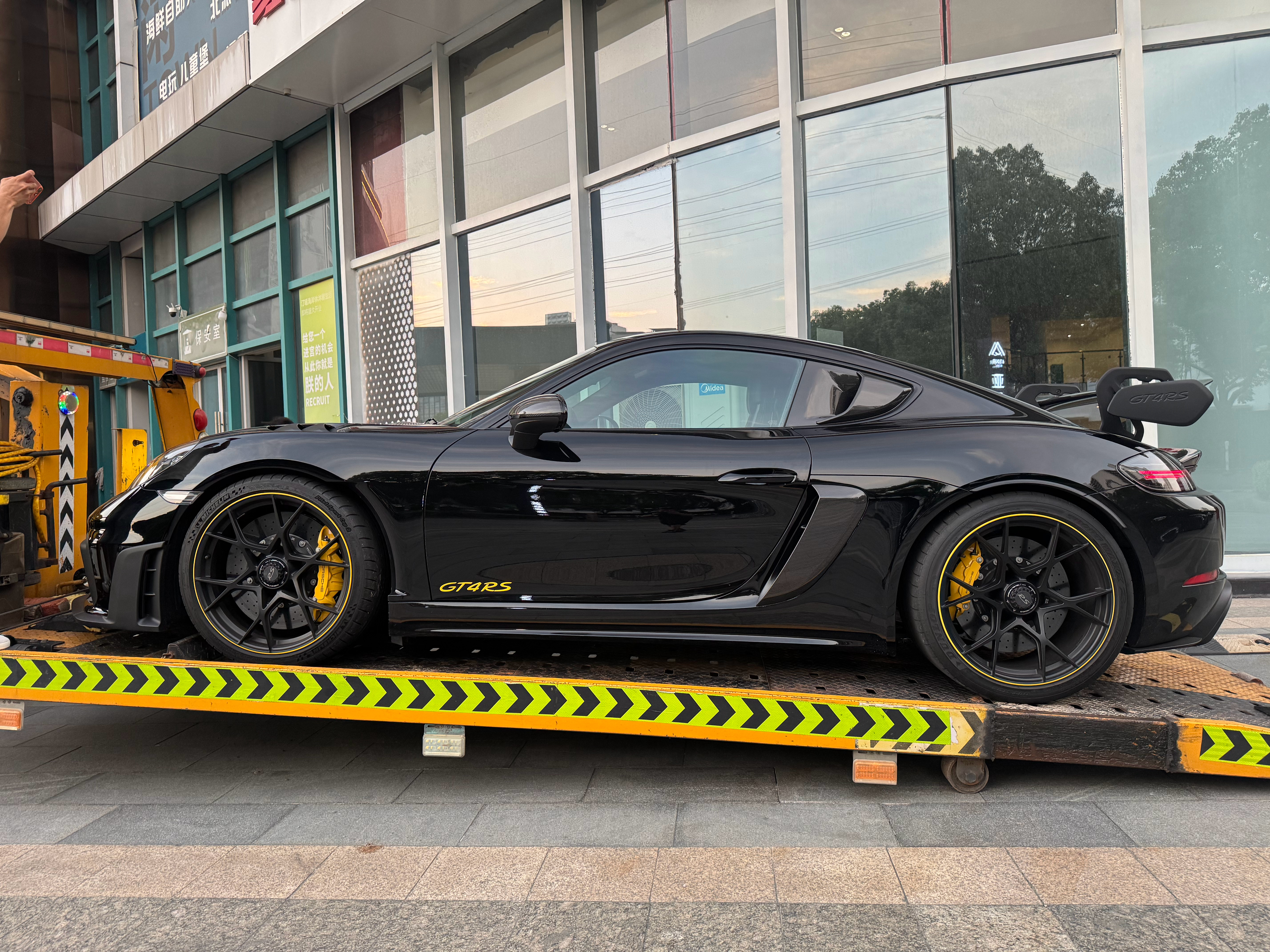 回锅肉 到店就售保时捷718GT4 RS 这个价位最具性价比的4.0自吸赛道！目